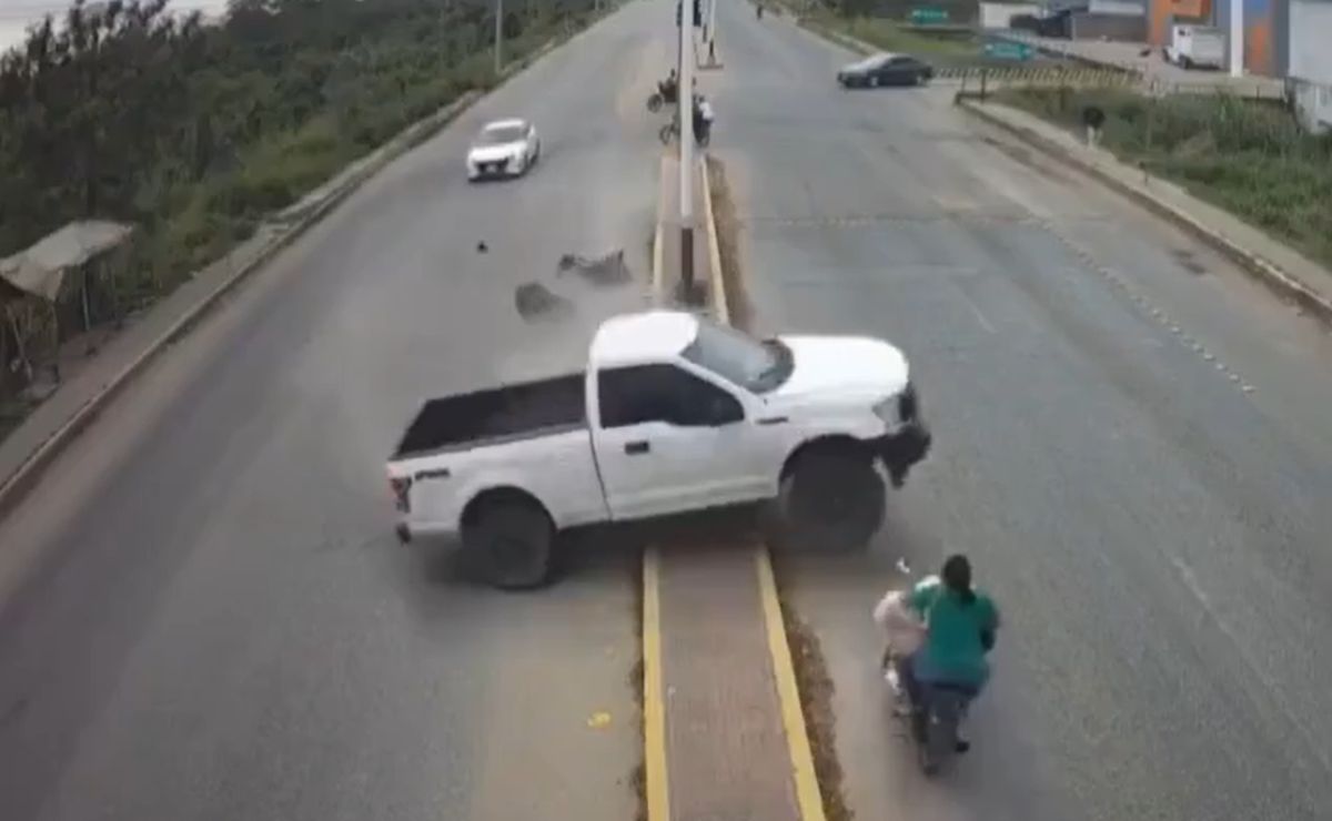 Video: Motociclista ocasiona accidente vial en Tabasco; dos mujeres murieron