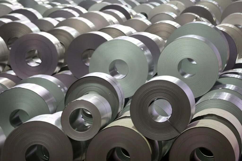 México busca eliminar aranceles al acero, aluminio y vehículos en revisión del T-MEC