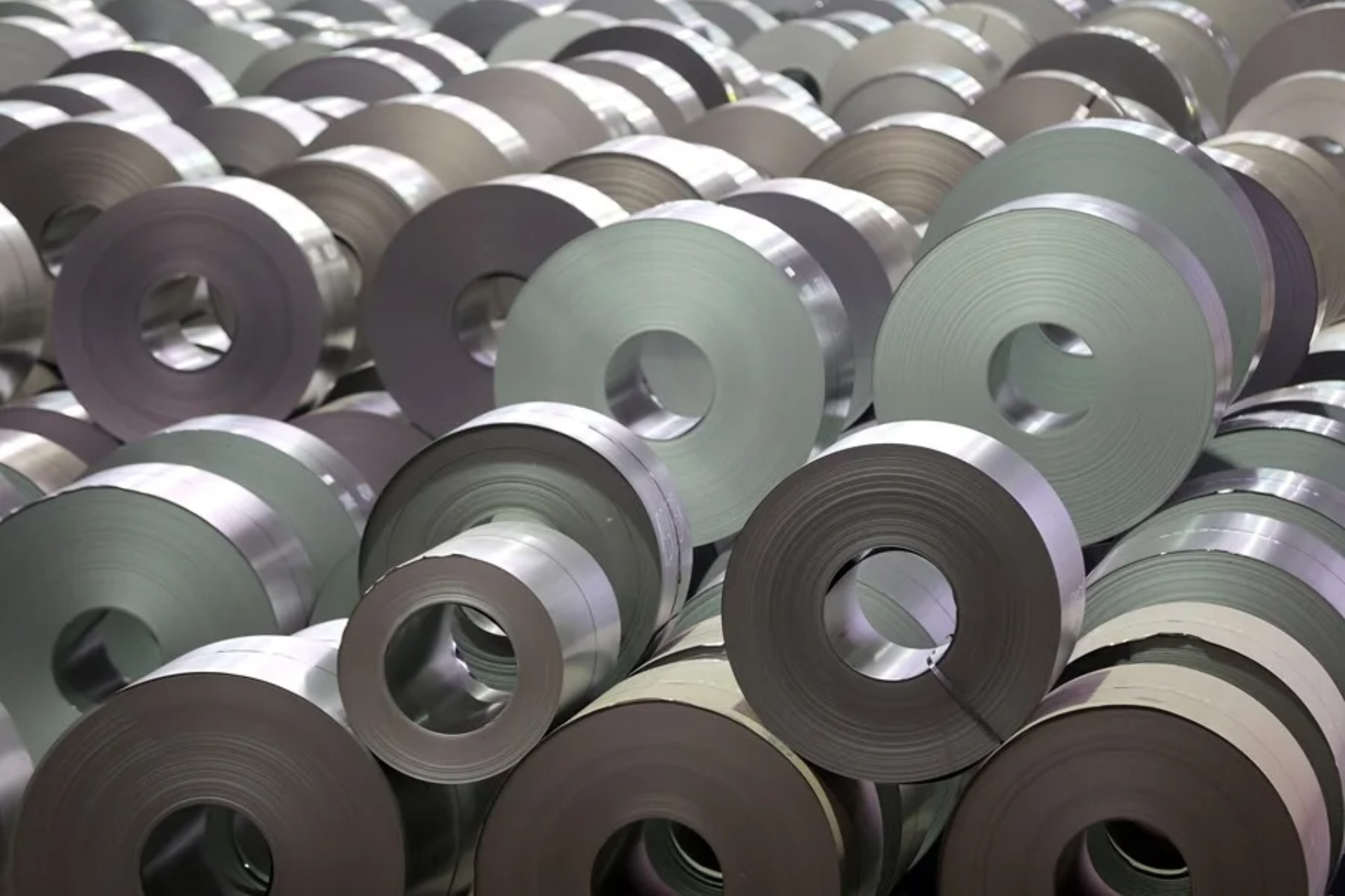 México busca eliminar aranceles al acero, aluminio y vehículos en revisión del T-MEC