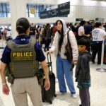 Filas en los aeropuertos de Estados Unidos persisten pese al despliegue del ICE