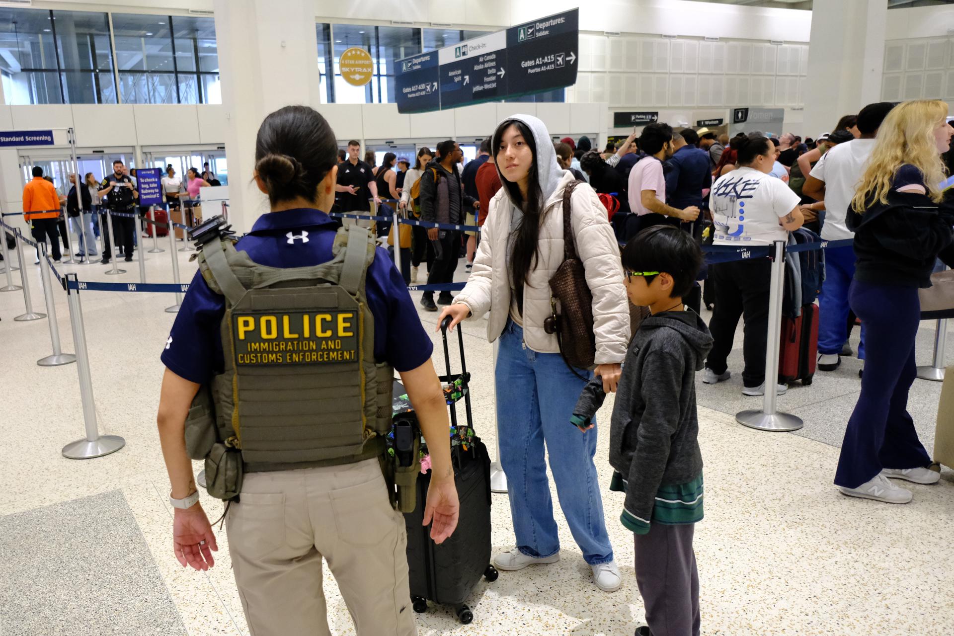 Filas en los aeropuertos de Estados Unidos persisten pese al despliegue del ICE Filas en los aeropuertos de Estados Unidos persisten pese al despliegue del ICE