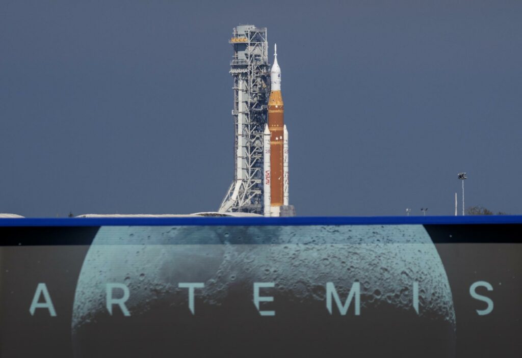 NASA programa fecha para el despegue de Artemis II, misión que va a la órbita lunar