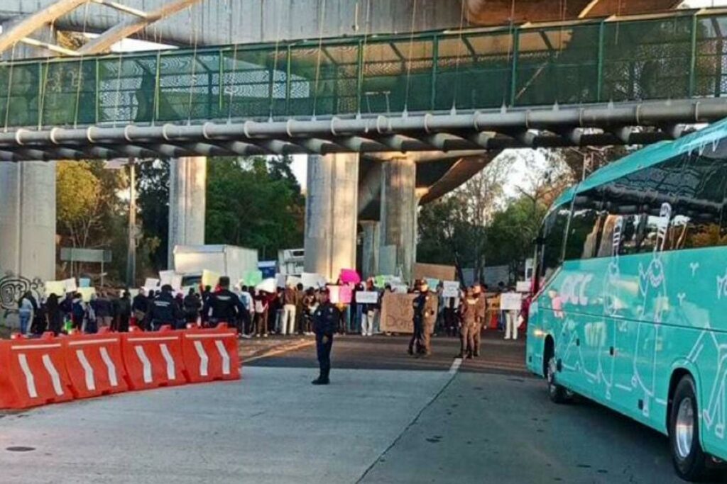 Manifestantes bloquean la autopista México-Cuernavaca, a la altura de la caseta de Tlalpan