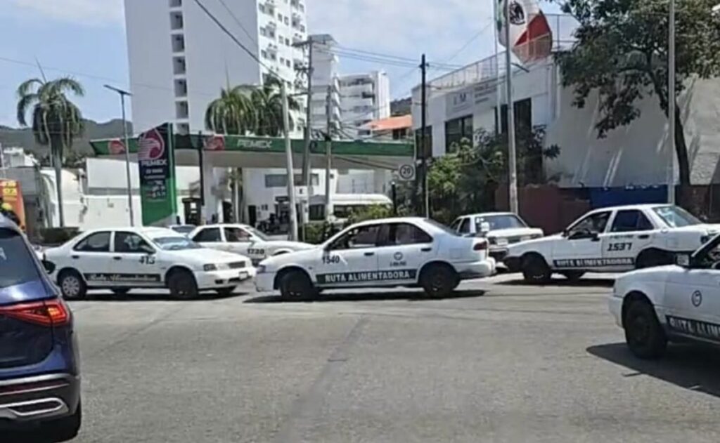 Asesinan a familia en Acapulco; taxistas bloquean la Costera Miguel Alemán