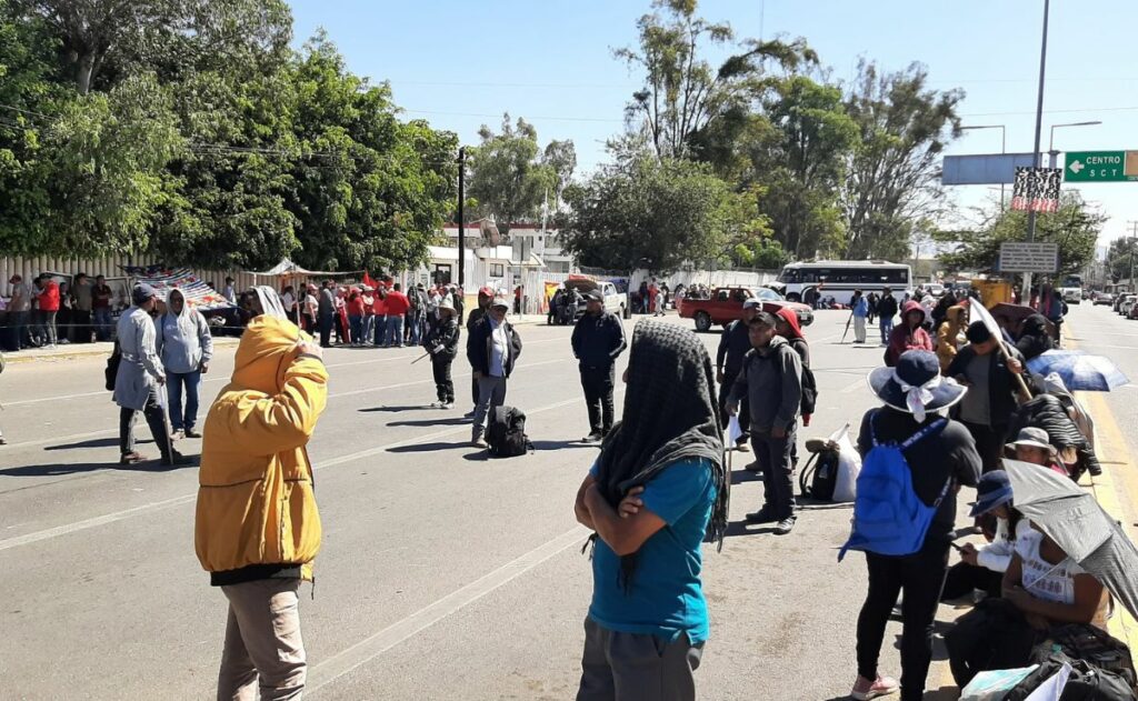 Bloqueos desquician el centro de Oaxaca; al menos 4 grupos se manifiestan
