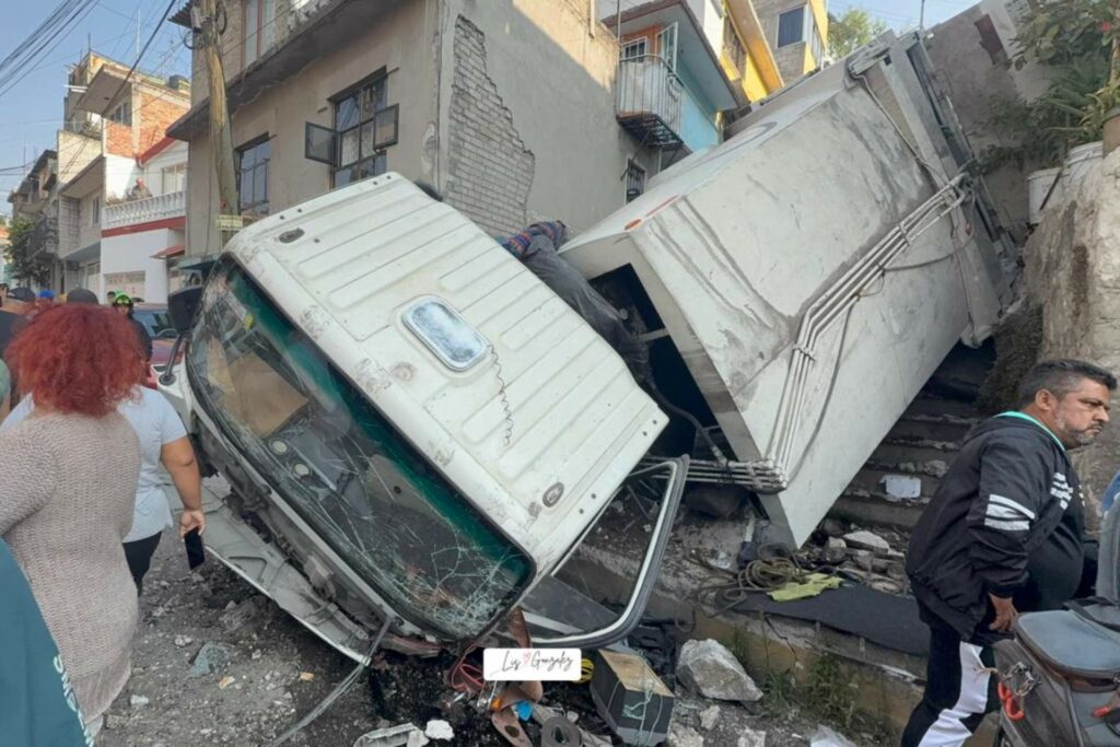 Accidente en Naucalpan, Edomex, deja una persona muerta y otra herida