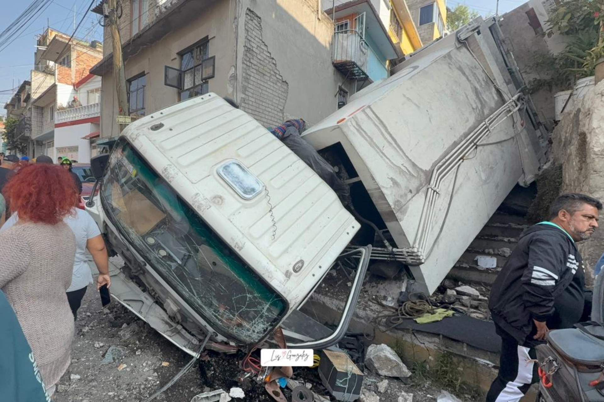 Accidente en Naucalpan, Edomex, deja una persona muerta y otra herida