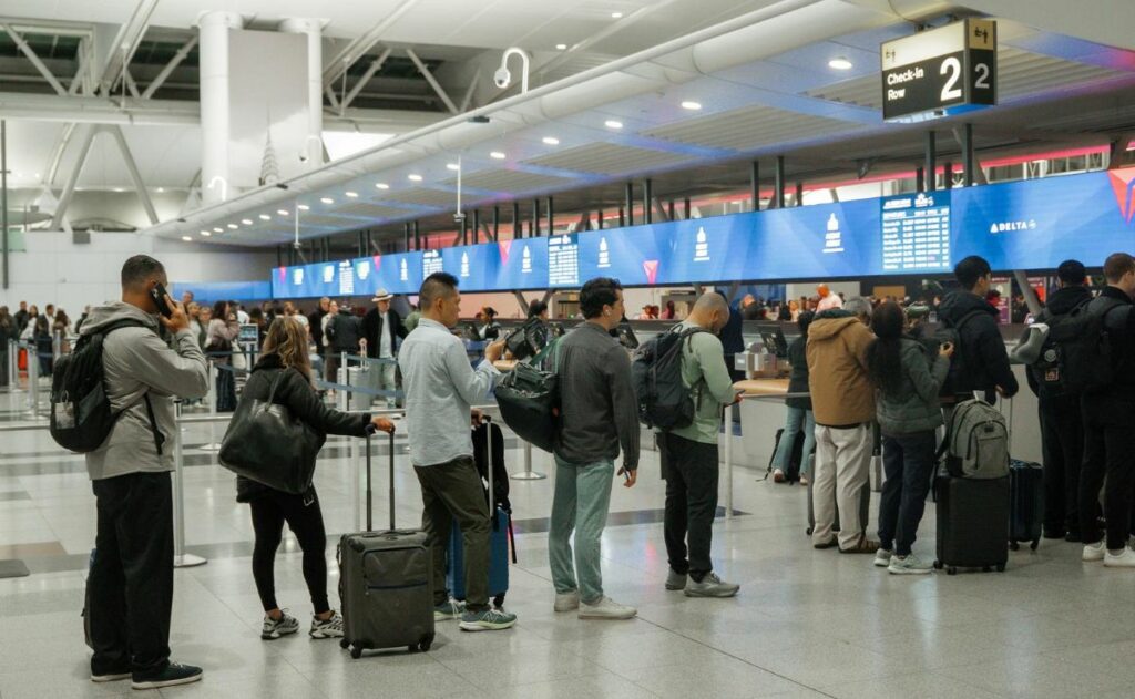 Trump plantea desplegar a la Guardia Nacional en aeropuertos