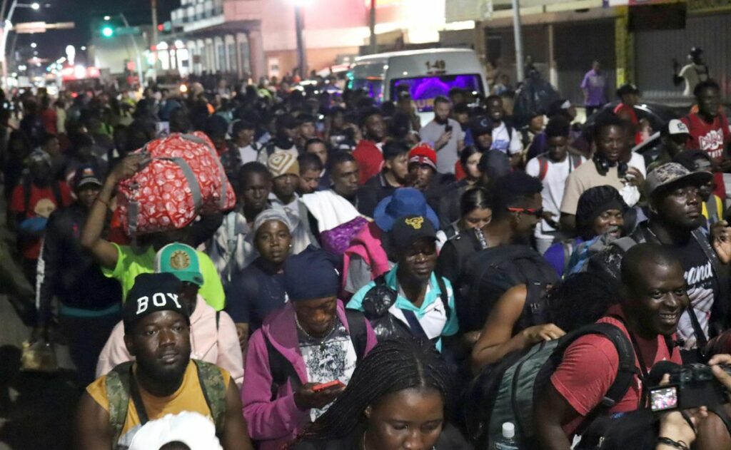 Caravana migrante Génesis avanza por Pijijiapan rumbo a la CDMX