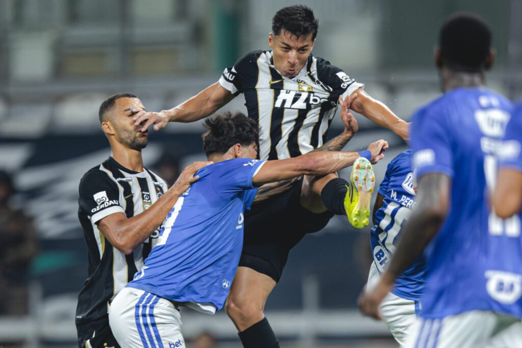 Escándalo en el futbol brasileño: 23 expulsados tras batalla campal entre Cruzeiro y Atlético Mineiro