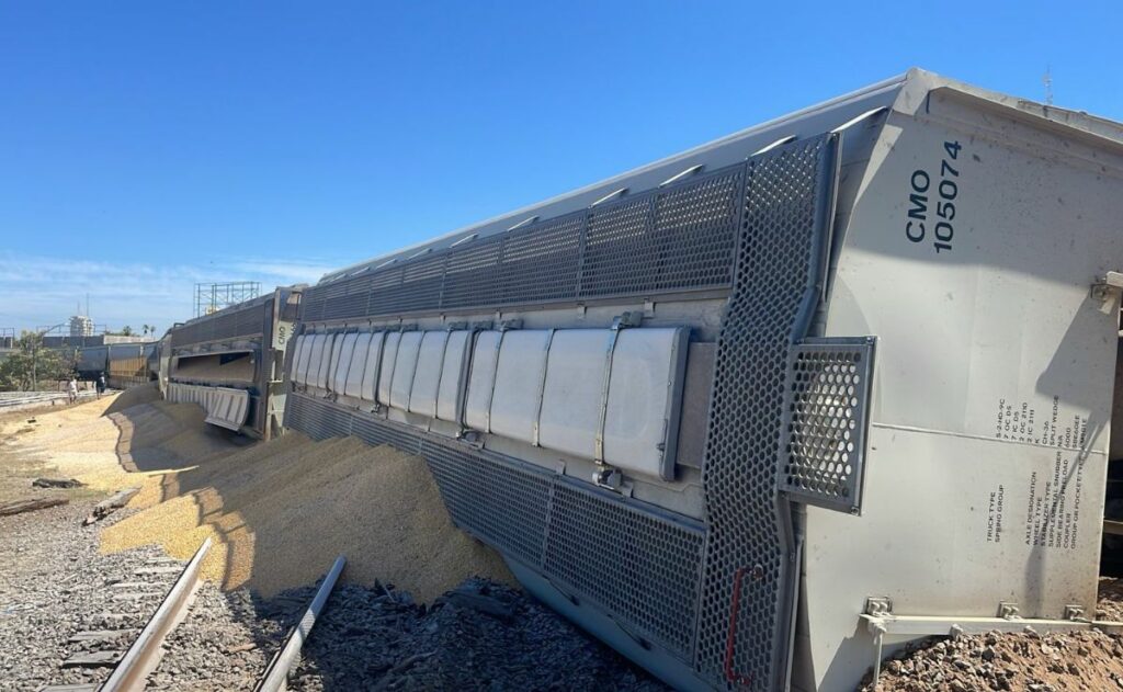 Video: Tren cargado de granos descarrila en Culiacán
