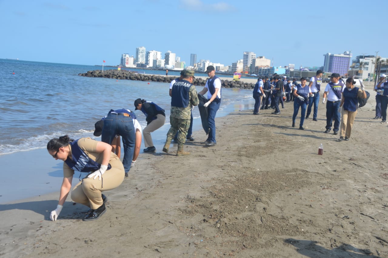 Despliegan más de 2 mil 450 elementos por presencia de hidrocarburos en costas de Veracruz y Tabasco