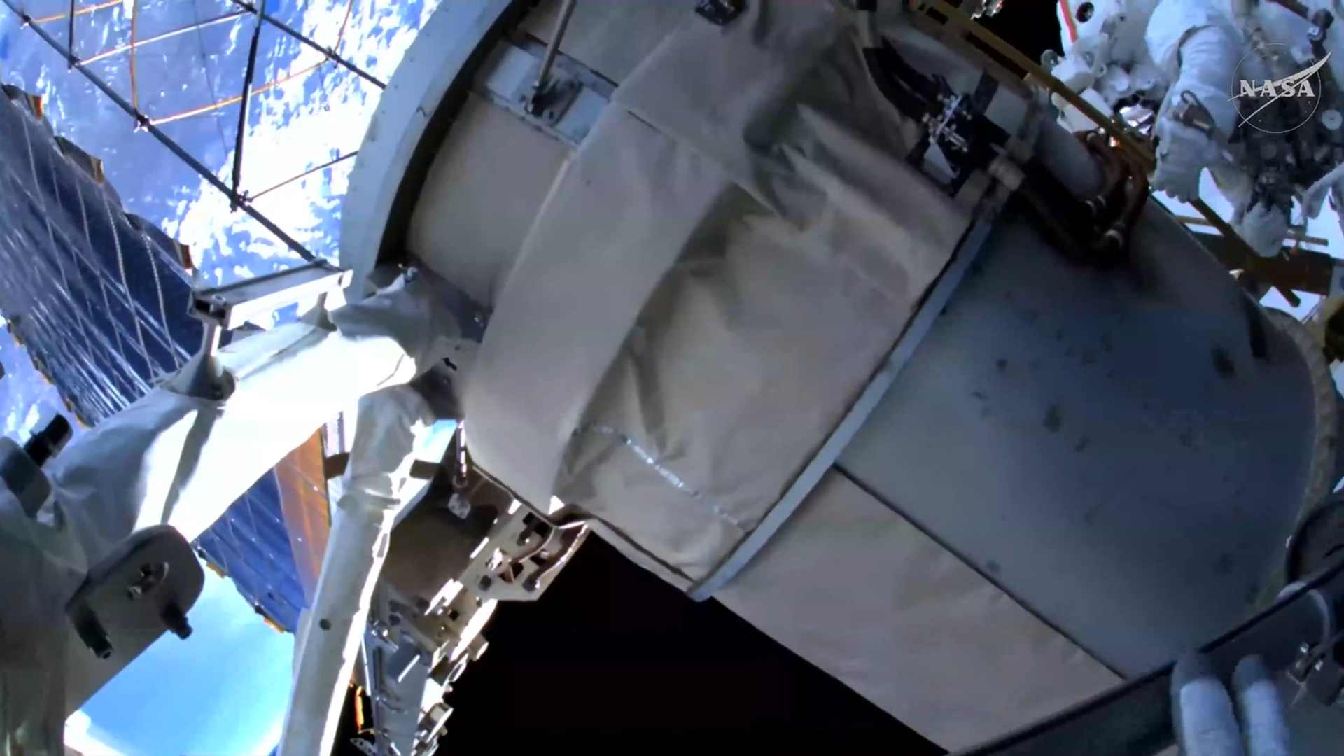 Dos astronautas de la NASA realizan caminata espacial para modernizar la energía en la EEI