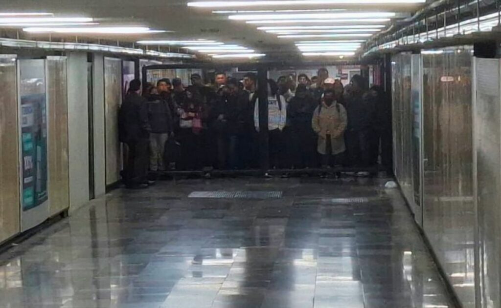 Metro CDMX aplica la ‘dosificación de usuarios’ en 7 líneas por alta afluencia