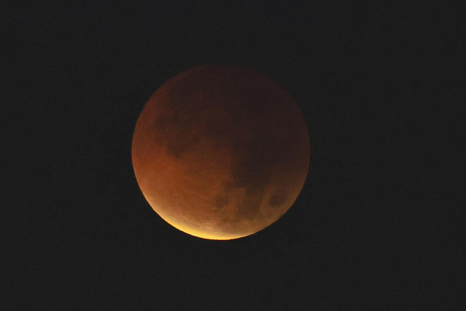 Eclipse lunar total tiñe de rojo el cielo desde Asia hasta América