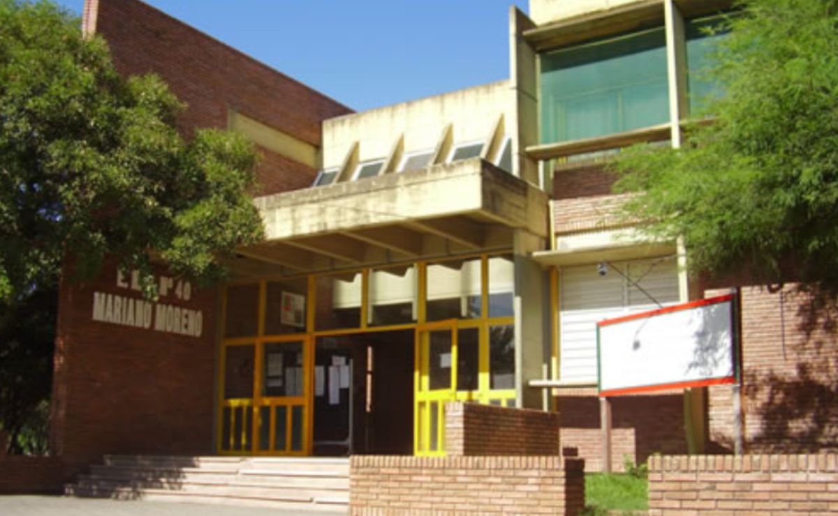 Alumno mata a compañero y hiere a otros dos durante honores a la bandera Alumno mata a compañero y hiere a otros dos durante honores a la bandera
