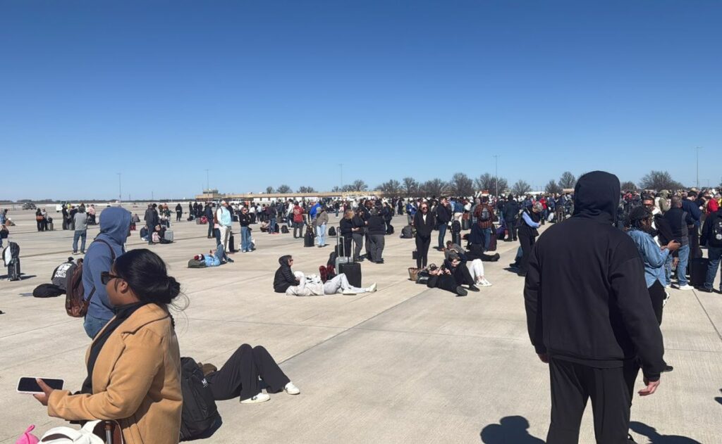 Evacuan aeropuerto de Kansas City por una amenaza de seguridad; FBI investiga