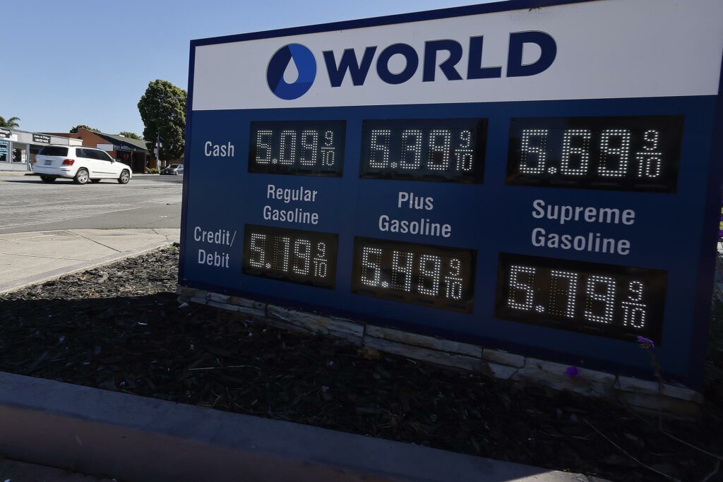 Gasolina en Estados Unidos alcanza los 3.88 dólares por galón, el precio más alto desde 2022