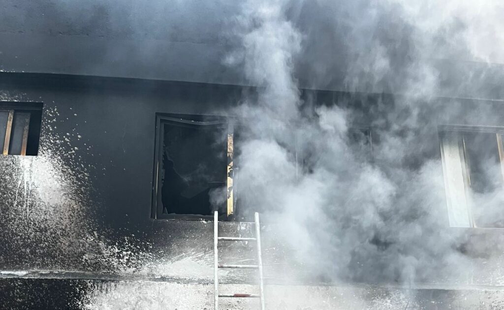 Incendio consume casa en San Juan de Aragón; tres perros murieron