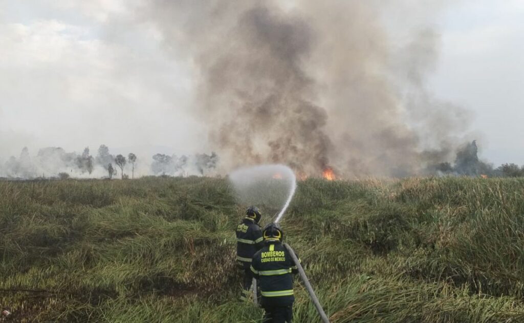 Incendio en Xochimilco arrasa con casi 8 hectáreas de vegetación