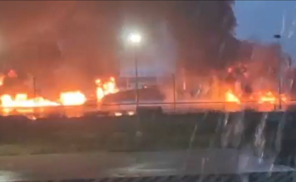Video: Se registra incendio en inmediaciones de Refinería Olmeca