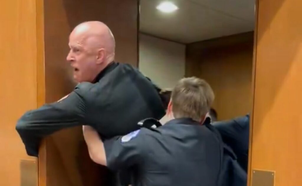 “¡Nadie quiere pelear por Israel!”: Marine veterano irrumpe en Capitolio de EE.UU. y es sacado por la fuerza