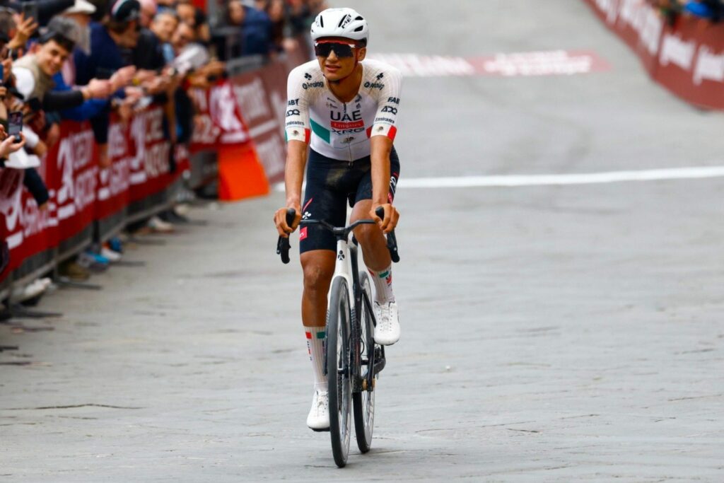Isaac del Toro hace historia con podio en la Strade Bianche 2026