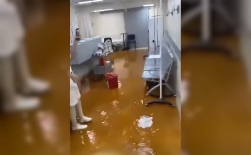 Video: Ruptura de tubería inunda de aguas negras ISSSTE de Gómez Palacio, Durango