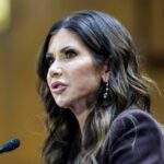 Trump sustituye a Kristi Noem como secretaria de Seguridad Nacional; anuncia a senador en su lugar