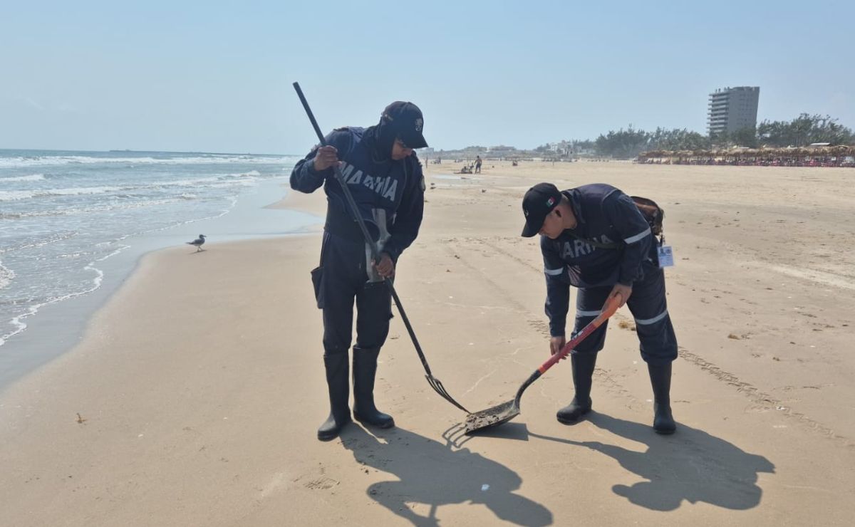 Hidrocarburo por derrame en Tabasco llega a Tamaulipas - limpieza-de-hidrocarburo-en-playa-miramar-de-tamaulipas