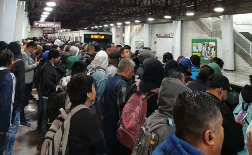 “Imposible subir”: usuarios acusan saturación en el Metro CDMX