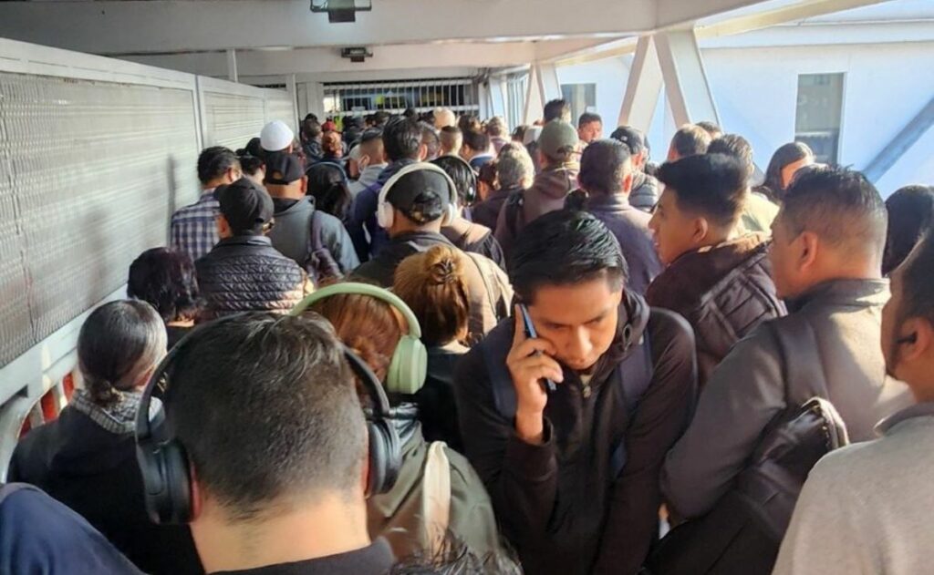 Metro CDMX advierte afluencia alta en 3 líneas; “no podemos entrar”, dicen usuarios