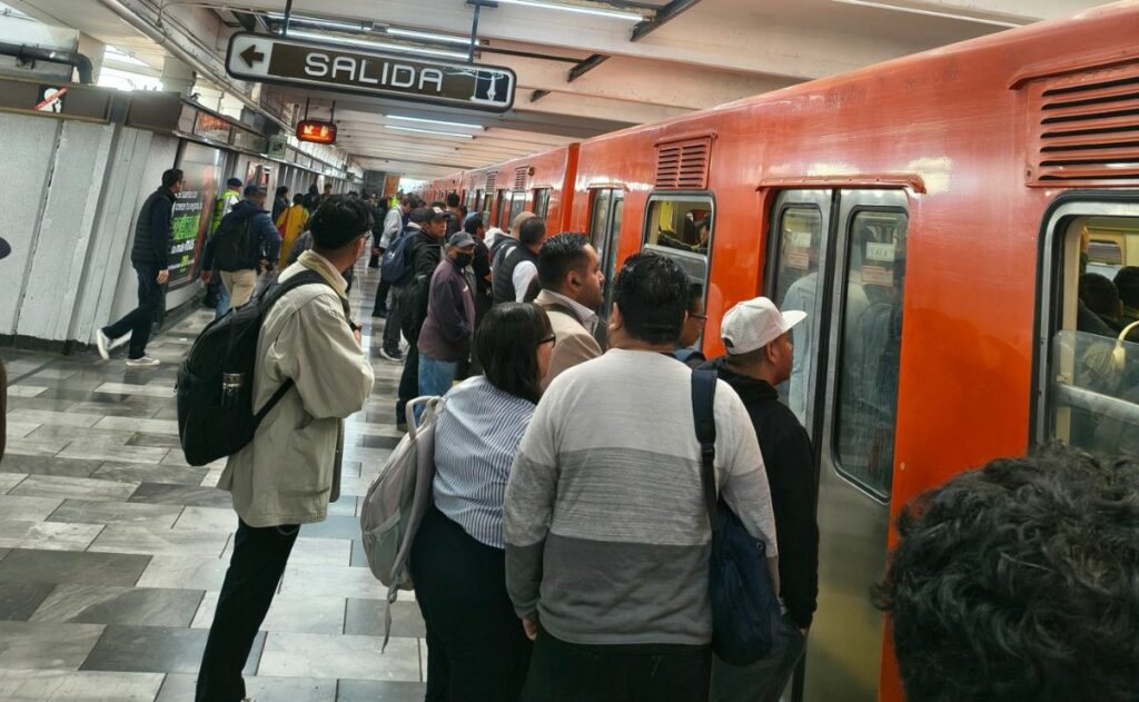 Metro CDMX hoy 30 de marzo, con alta afluencia y retrasos en cuatro líneas
