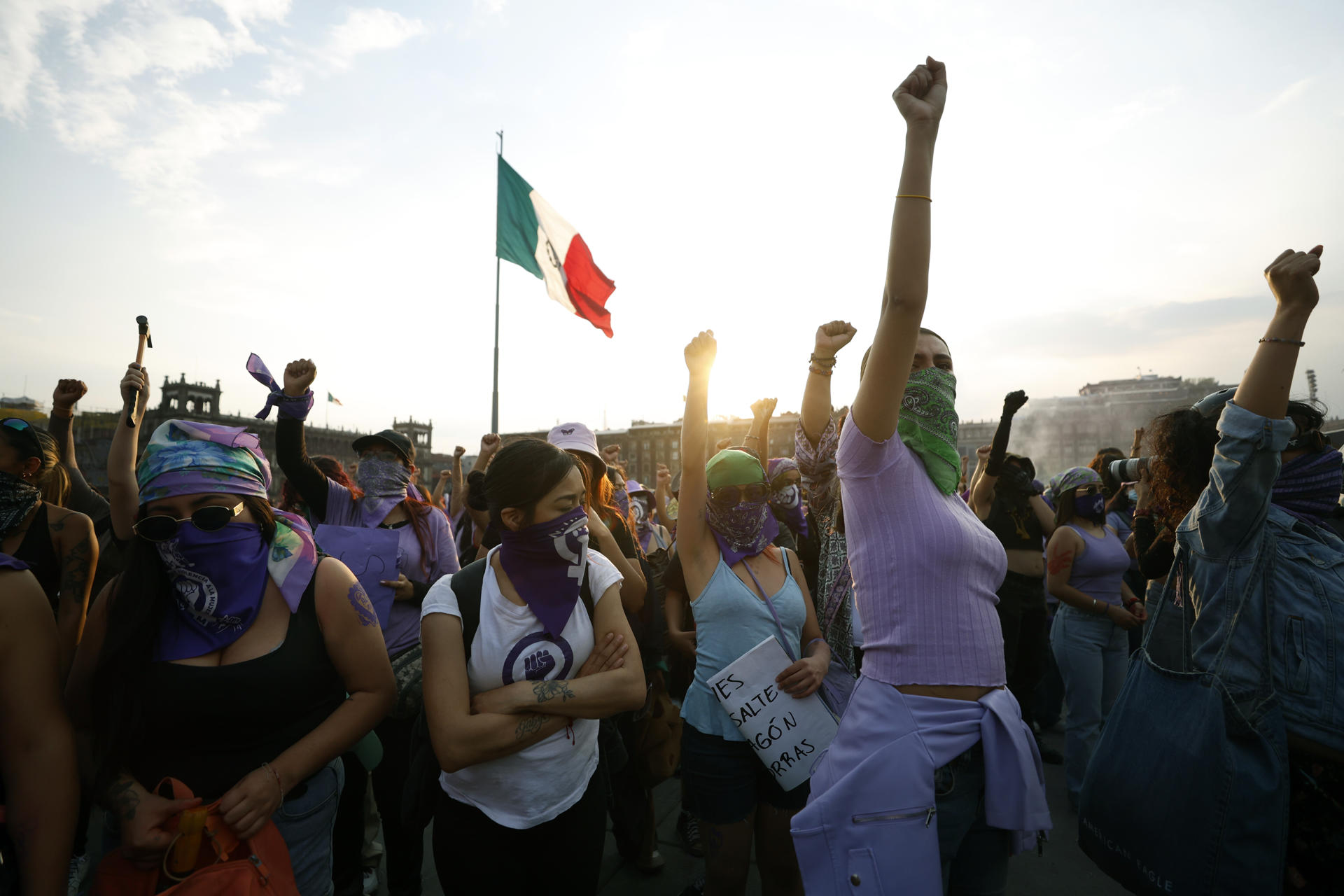 ¿Cuántas mujeres asistieron a la marcha por el 8M en la CDMX?