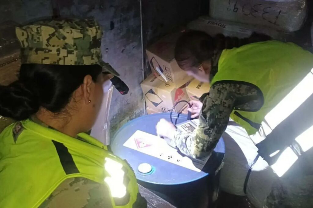 Marina decomisa 314 litros de precursores químicos en recinto portuario de Topolobampo, Sinaloa