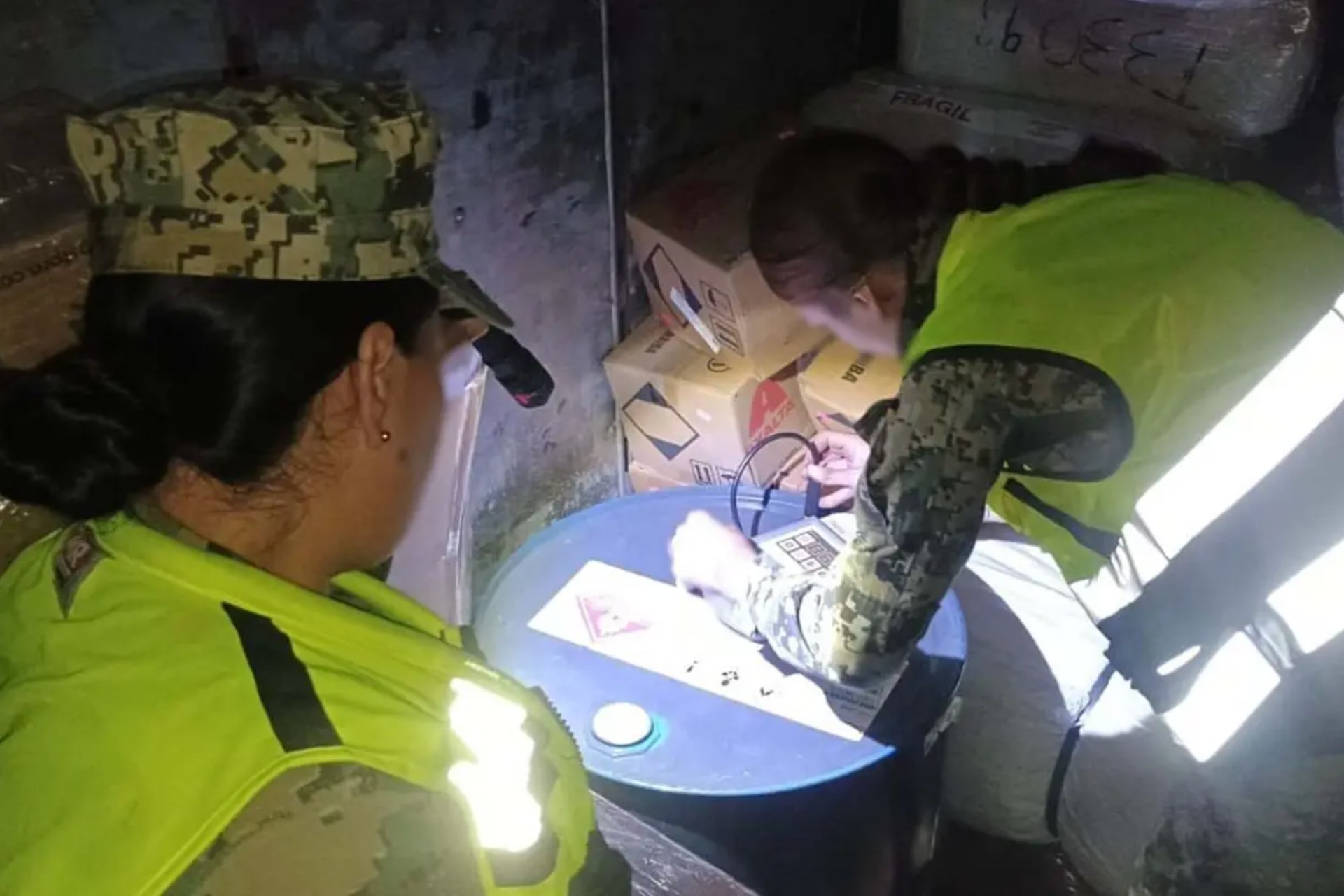 Marina decomisa 314 litros de precursores químicos en recinto portuario de Topolobampo, Sinaloa