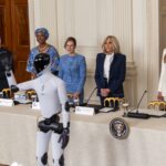 Video: Melania Trump aparece con un robot humanoide en una cumbre sobre educación y tecnología