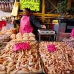 Mexicanos sortear la inflación comprando en mercados locales en Semana Santa