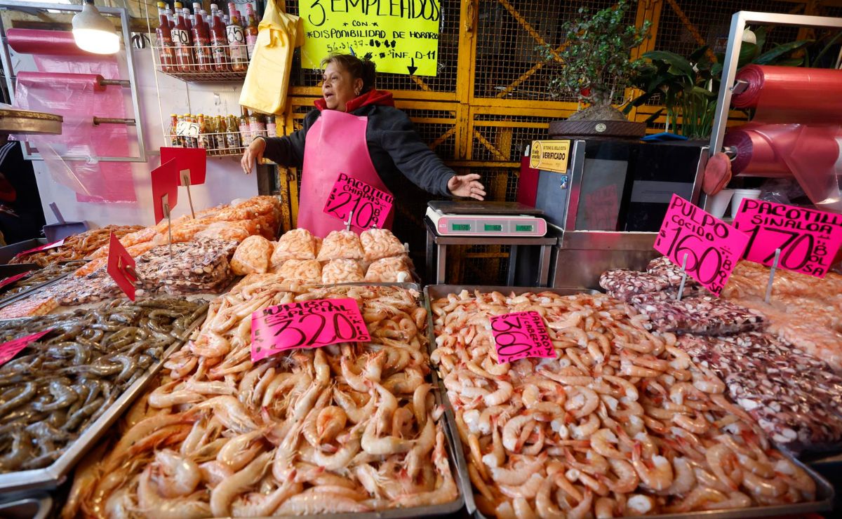 Mexicanos sortear la inflación comprando en mercados locales en Semana Santa
