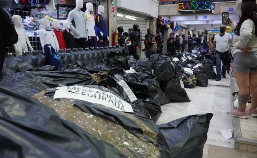 Decomisan 25 toneladas de mercancía ‘pirata’ del Mundial 2026 en Tepito