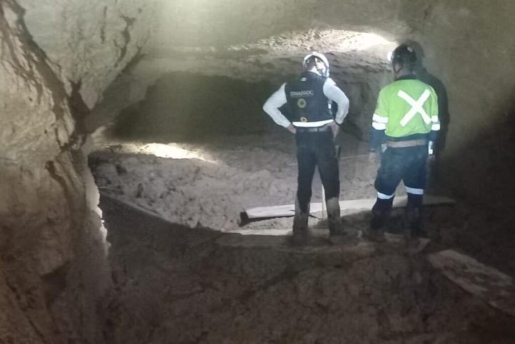 Rescatan vivo a primer trabajador atrapado en mina de El Rosario, Sinaloa