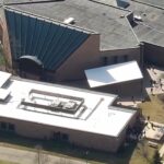 Persona aparentemente armada impacta un vehículo contra una sinagoga en Michigan