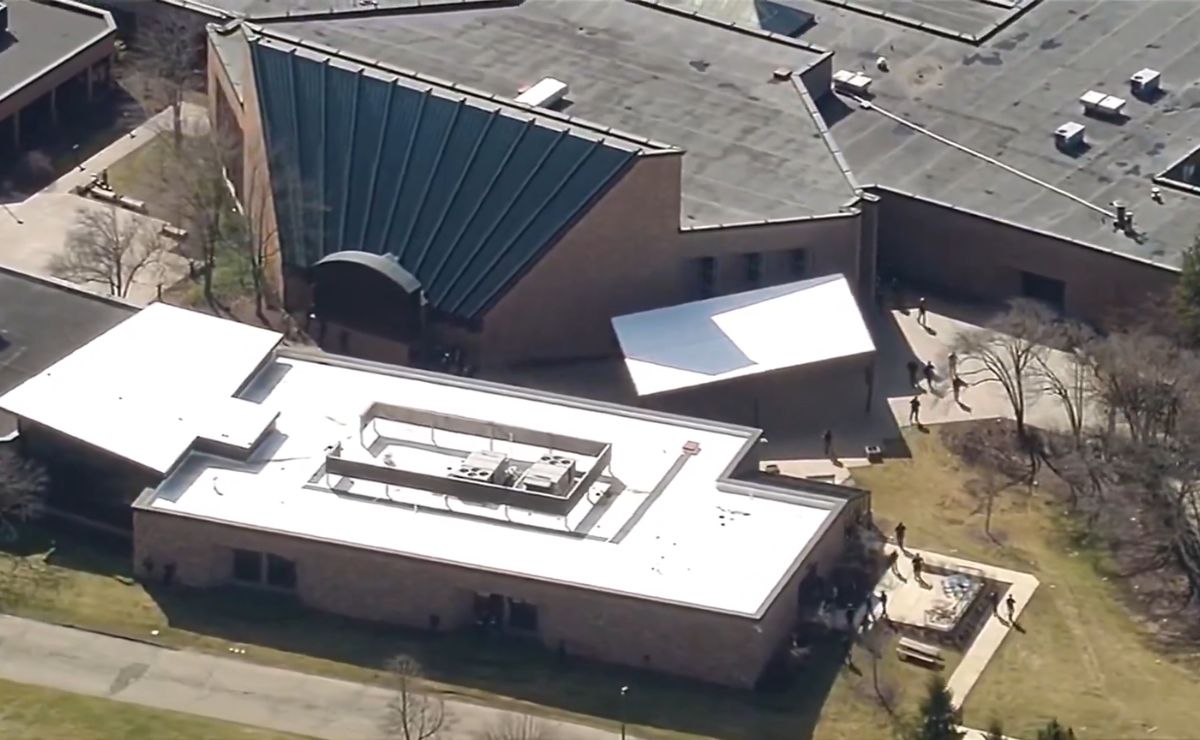 Persona aparentemente armada impacta un vehículo contra una sinagoga en Michigan