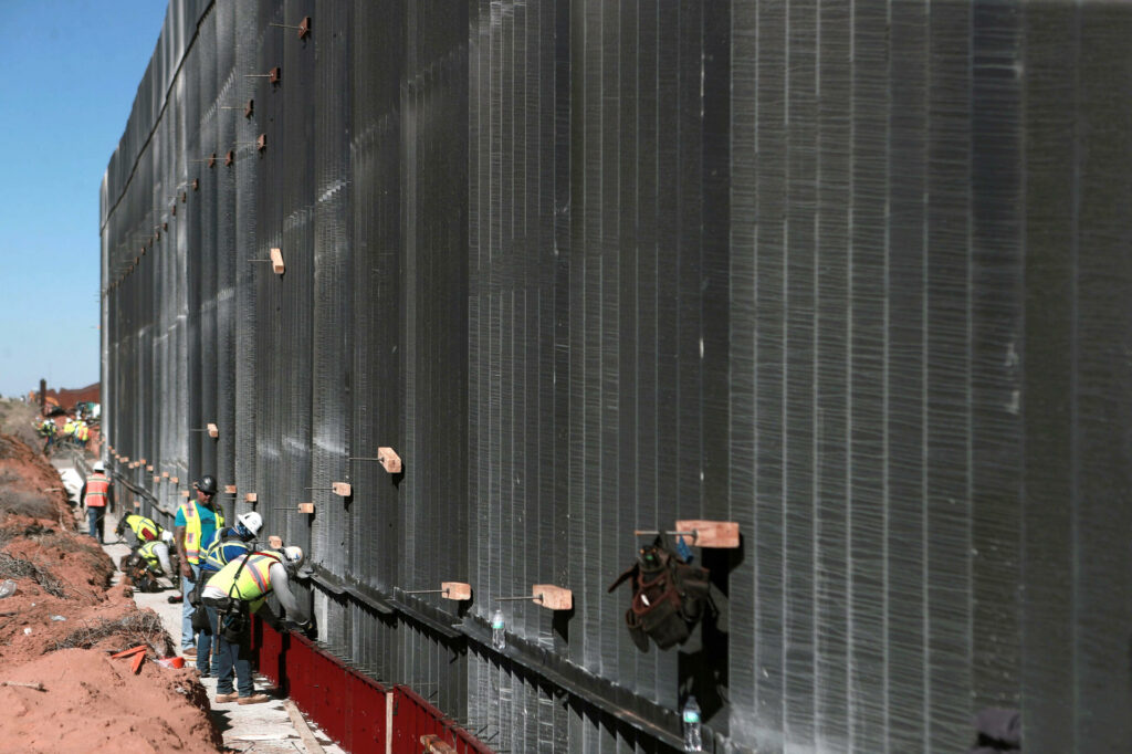 Estados Unidos construye muro negro en la frontera con México, que dificulta la escalada de migrantes - muro-negro-fronterizo-estados-unidos-mexico-ciudad-juarez-1024x682