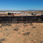 Estados Unidos construye muro negro en la frontera con México, que dificulta la escalada de migrantes