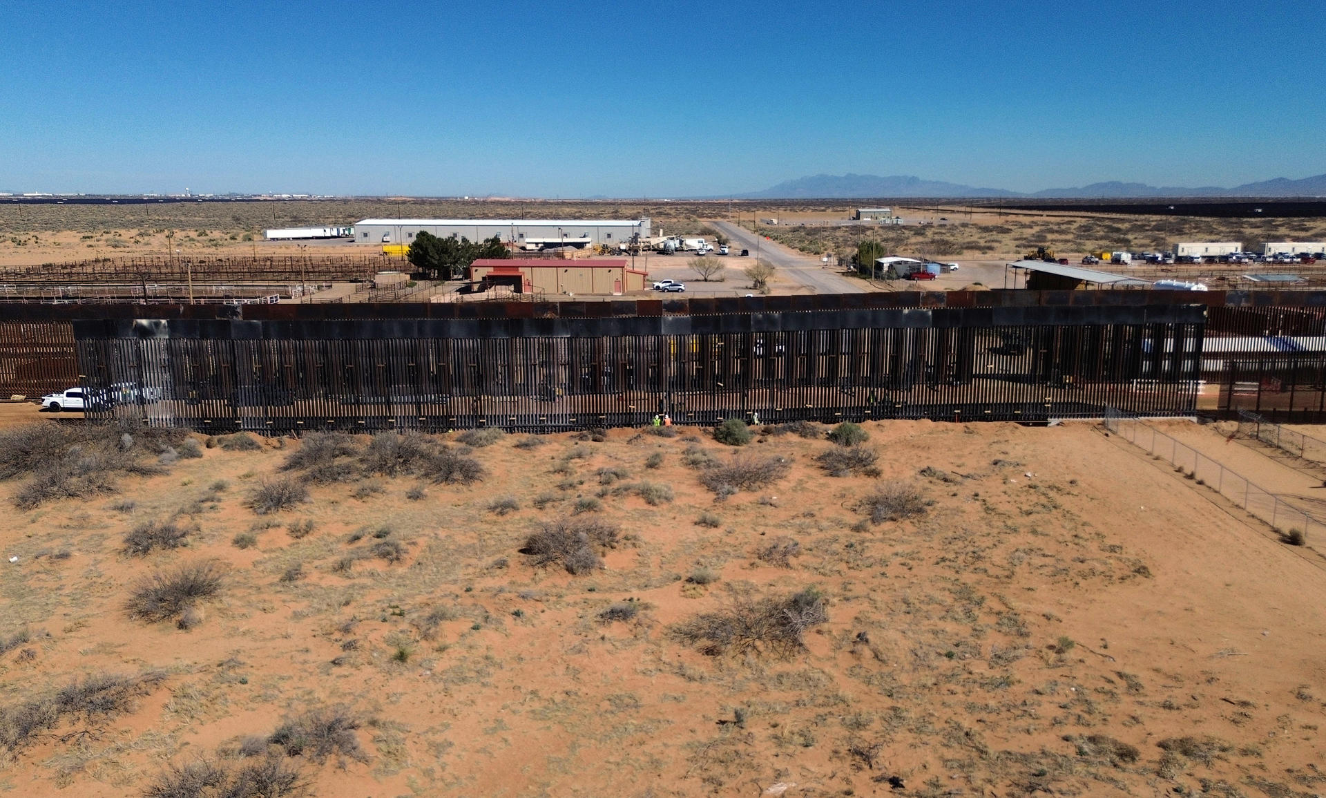 Estados Unidos construye muro negro en la frontera con México, que dificulta la escalada de migrantes