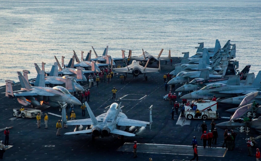 Niega EE.UU. que el portaviones USS Abraham Lincoln halla sido alcanzado por misiles iraníes