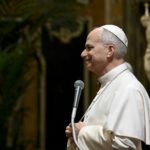 León XIV pide trabajar por la paz y buscar soluciones “sin usar las armas”