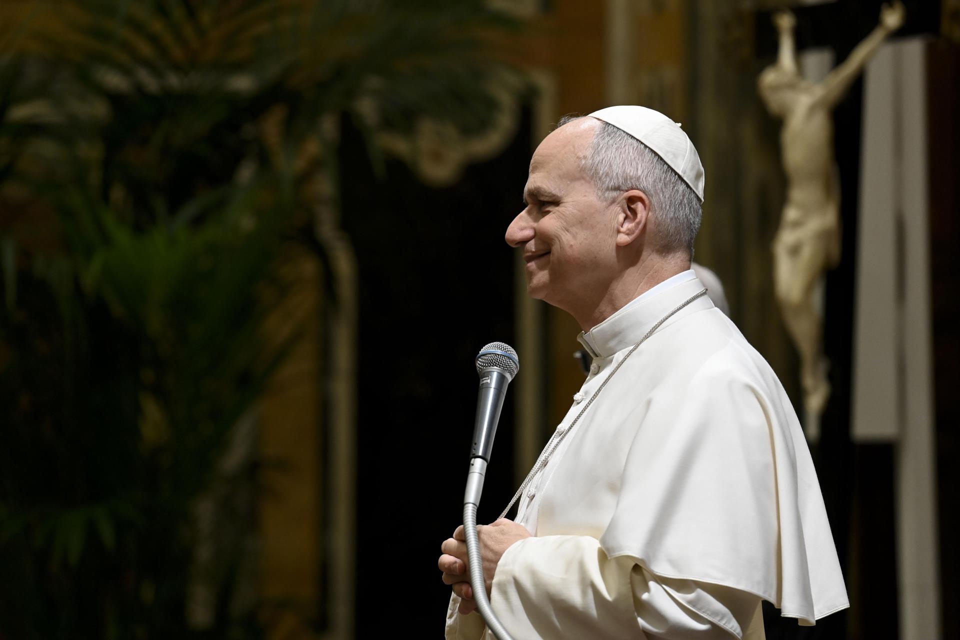 León XIV pide trabajar por la paz y buscar soluciones “sin usar las armas”