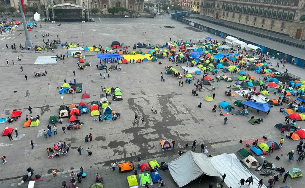 CNTE instala plantón en el Zócalo; blindan Palacio Nacional con vallas